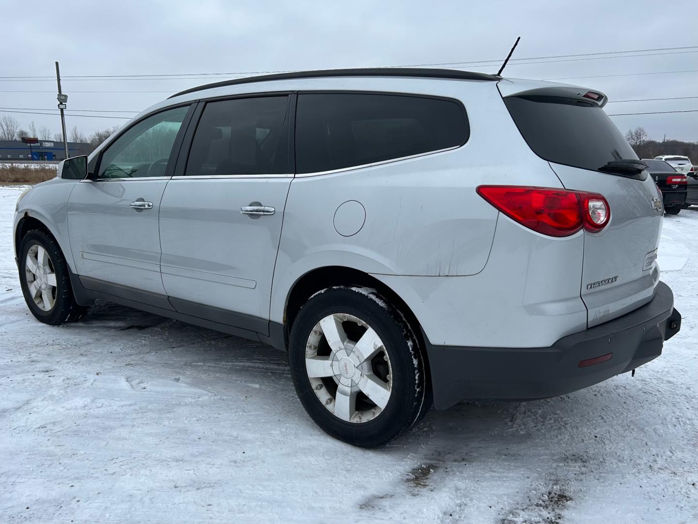 2010 Silver Chevrolet Traverse LT1 AWD (1GNLVFED0AS) with an 3.6L V6 DOHC 24V engine, 6-Speed Automatic transmission, located at 17255 hwy 65 NE, Ham Lake, MN, 55304, 0.000000, 0.000000 - Photo#6